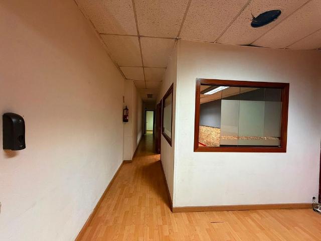 Local comercial en venta en calle De Rosalia de Castro, Barcelona, de 145 m² 4 habitaciones por 249.000