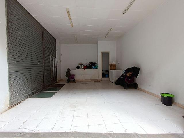 Local comercial en venta en calle De Rafael Casanova, Badalona, de 103 m² por 96.000
