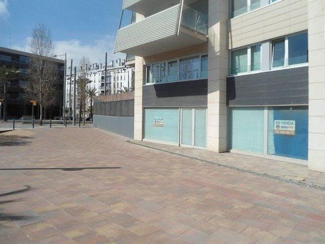Local comercial en venta en calle De Ramon Llull, Sant Adrià de Besos, de 102 m² por 220.000