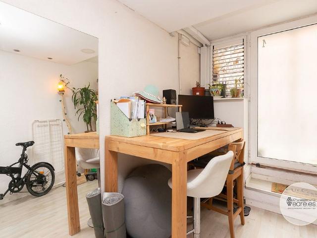 Local comercial en venta en calle De Tolrà, Barcelona, de 36 m² 4 habitaciones por 90.000