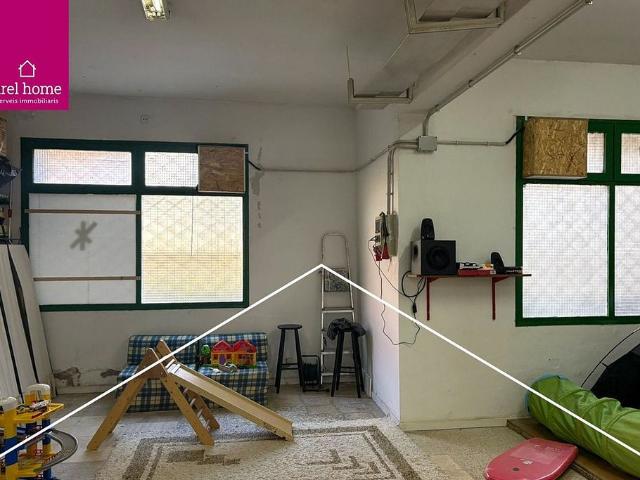 Local comercial en venta en calle De Tomás Bretón, Esplugues de Llobregat, de 100 m² 3 habitaciones por 200.000