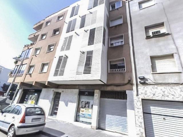 Local comercial en venta en calle De Tortosa, Badalona, de 464 m² por 325.000