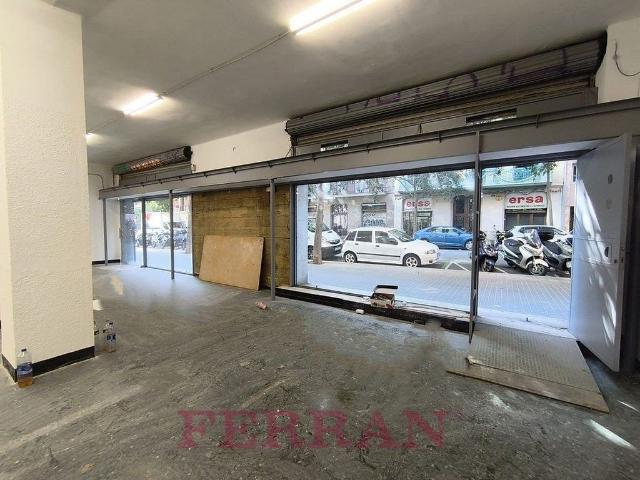 Local comercial en venta en calle De Tamarit, Barcelona, de 301 m² por 690.000
