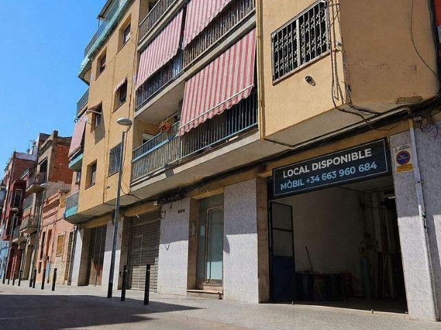 Local comercial en venta en calle De Tarragona, Sant Adrià de Besos, de 142 m² 3 habitaciones por 175.000