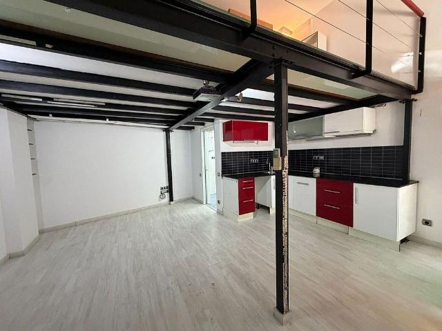 Local comercial en venta en calle De Varsòvia, Barcelona, de 55 m² 5 habitaciones por 130.000