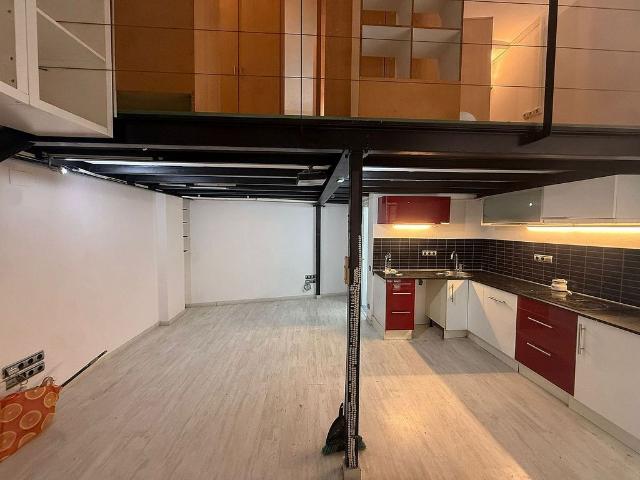Local comercial en venta en calle De Varsòvia, Barcelona, de 55 m² 5 habitaciones por 130.000