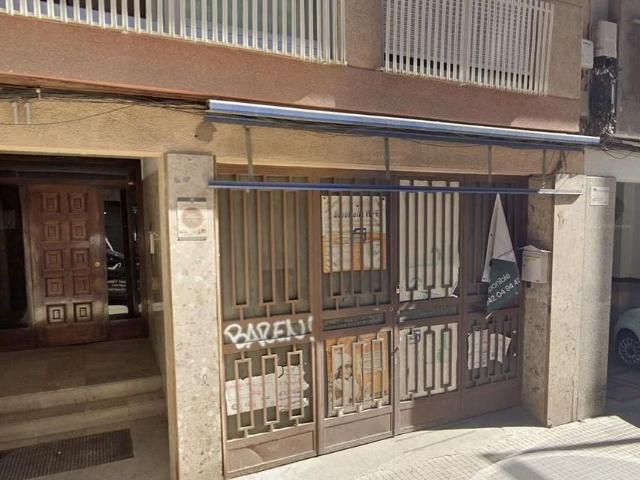 Local comercial en venta en calle De Vicenç Bou, Esplugues de Llobregat, de 424 m² 4 habitaciones por 196.000