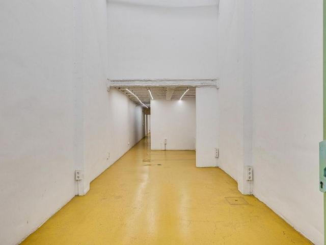 Local comercial en venta en calle De Vilamarí, Barcelona, de 116 m² por 285.000