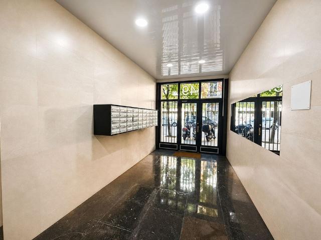 Local comercial en venta en calle De Viladomat, Barcelona, de 11 m² 1 habitación por 74.700