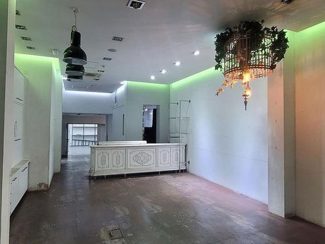 Local comercial en venta en calle De Viladomat, Barcelona, de 194 m² por 430.000