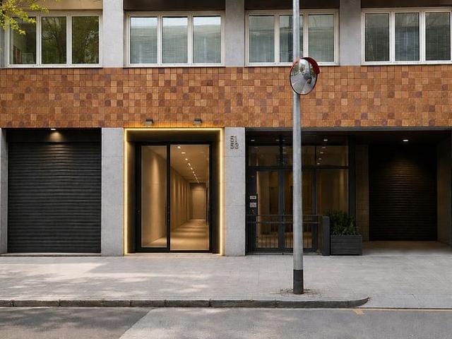 Local comercial en venta en calle De Viladomat, Barcelona, de 360 m² por 490.100