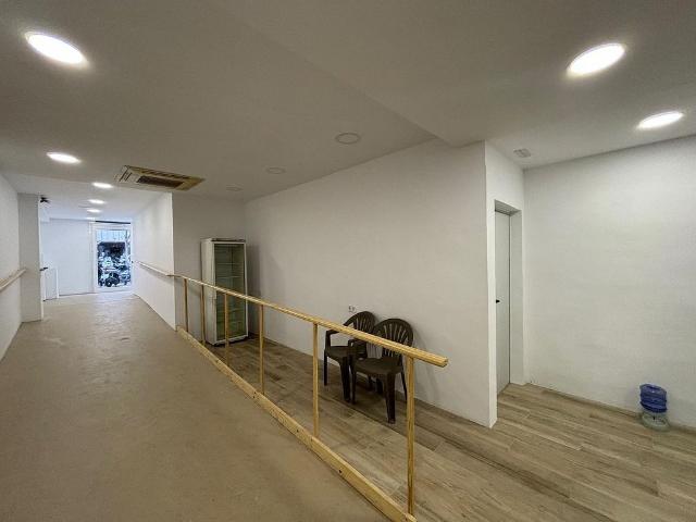 Local comercial en venta en calle De Villarroel, Barcelona, de 240 m² por 440.000
