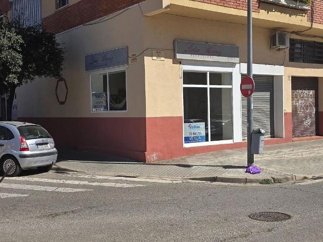 Local comercial en venta en calle Del Nord, Sabadell, de 81 m² 1 habitación por 79.900