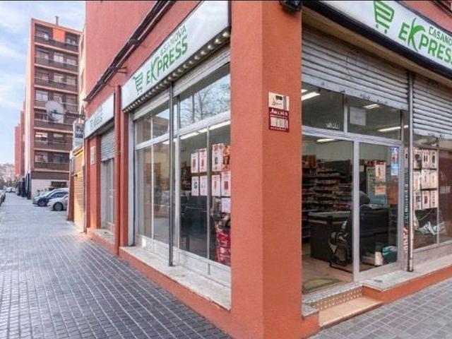 Local comercial en venta en calle Del Camp Arriassa, Barcelona, de 78 m² 2 habitaciones por 210.000
