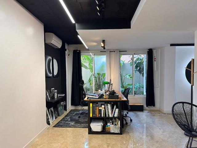 Local comercial en venta en calle Del Canigó, Barcelona, de 147 m² 2 habitaciones por 220.000