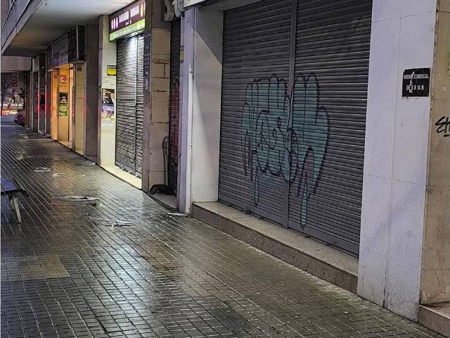 Local comercial en venta en calle Del Comte D'urgell, Sabadell, de 55 m² por 89.000