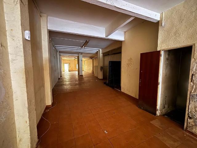 Local comercial en venta en calle Del Degà Bahí, Barcelona, de 300 m² 2 habitaciones por 199.990
