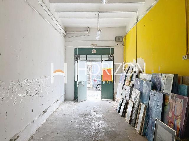 Local comercial en venta en calle Del Freser, Barcelona, de 136 m² por 180.000