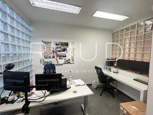 Local comercial en venta en calle Del Guinardó, Barcelona, de 284 m² por 350.000