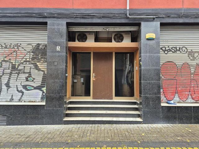 Local comercial en venta en calle De Borriana, Barcelona, de 148 m² por 262.000