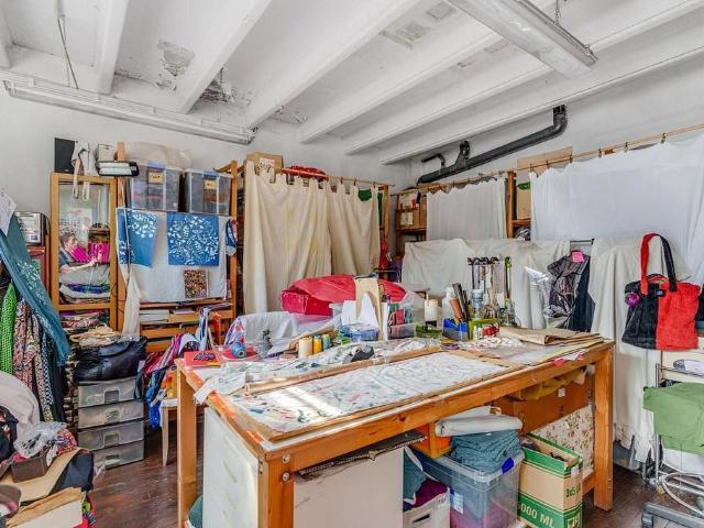 Local comercial en venta en calle Del Torrent de Les Flors, Barcelona, de 138 m² por 230.000