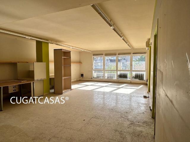 Local comercial en venta en calle Del Vallès, Sant Cugat del Vallès, de 177 m² 3 habitaciones por 195.000