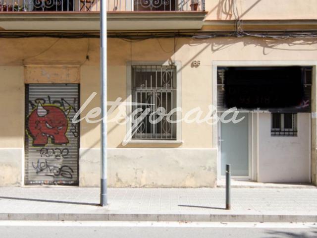 Local comercial en venta en calle Del Vallespir, Barcelona, de 58 m² 3 habitaciones por 152.000
