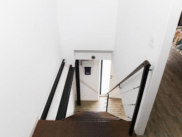 Local comercial en venta en calle D'elkano, Barcelona, de 87 m² 9 habitaciones por 360.000