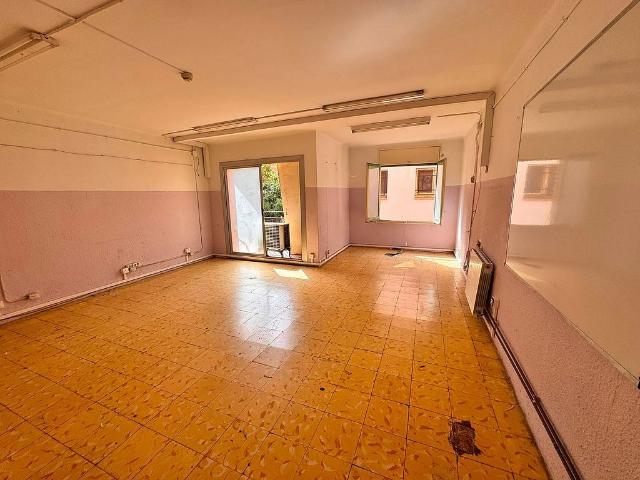 Local comercial en venta en calle Dels Agudells, Barcelona, de 440 m² 8 habitaciones por 219.800