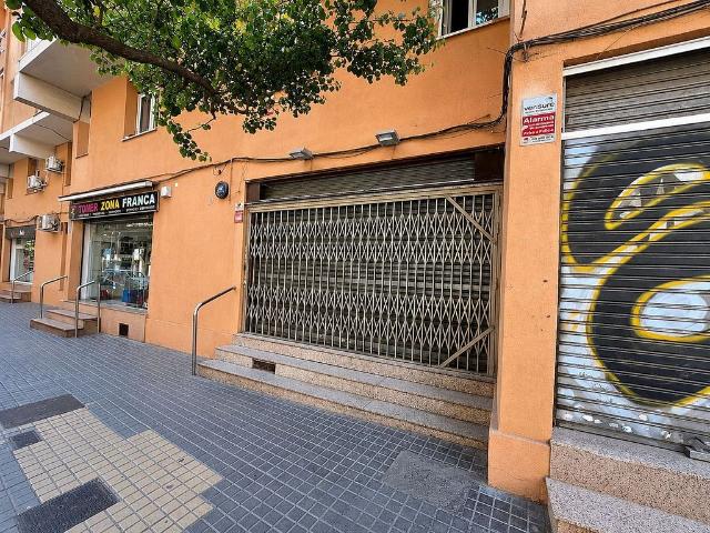 Local comercial en venta en calle Dels Alts Forns, Barcelona, de 121 m² 5 habitaciones por 130.000