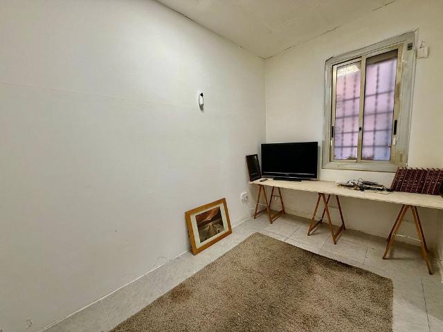 Local comercial en venta en calle Dels Magatzems, Barcelona, de 34 m² 3 habitaciones por 120.000