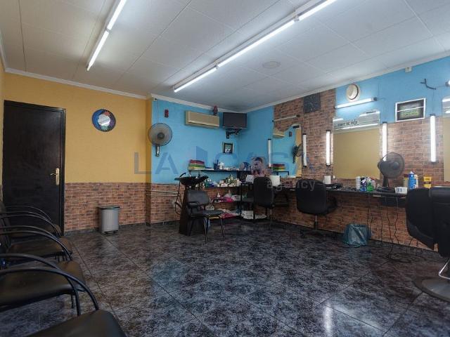 Local comercial en venta en calle Dels Pins, Hospitalet de Llobregat, L´, de 52 m² 2 habitaciones por 112.000