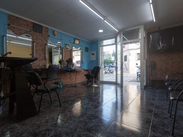 Local comercial en venta en calle Dels Pins, Hospitalet de Llobregat, L´, de 54 m² 2 habitaciones por 112.000