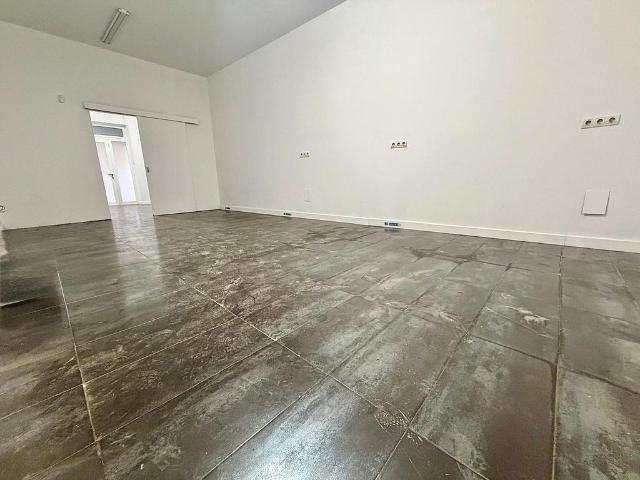 Local comercial en venta en calle D'en Mònec, Barcelona, de 60 m² 2 habitaciones por 122.000