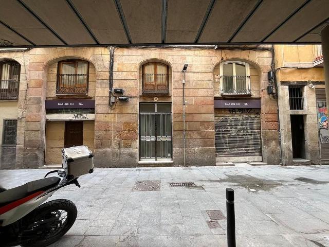 Local comercial en venta en calle D'en Cortines, Barcelona, de 39 m² 2 habitaciones por 149.000