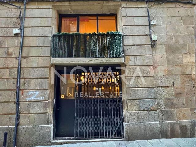 Local comercial en venta en calle D'en Gignàs, Barcelona, de 112 m² por 450.000