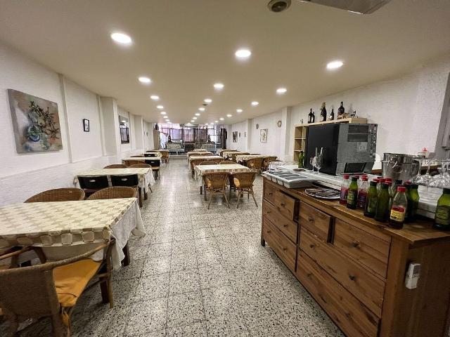 Local comercial en venta en calle D'enric Granados, Santa Coloma de Gramanet, de 330 m² por 240.000