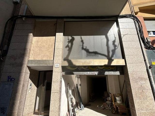 Local comercial en venta en calle D'enric Prat de la Riba, Hospitalet de Llobregat, L´, de 240 m² 2 habitaciones por 200.000