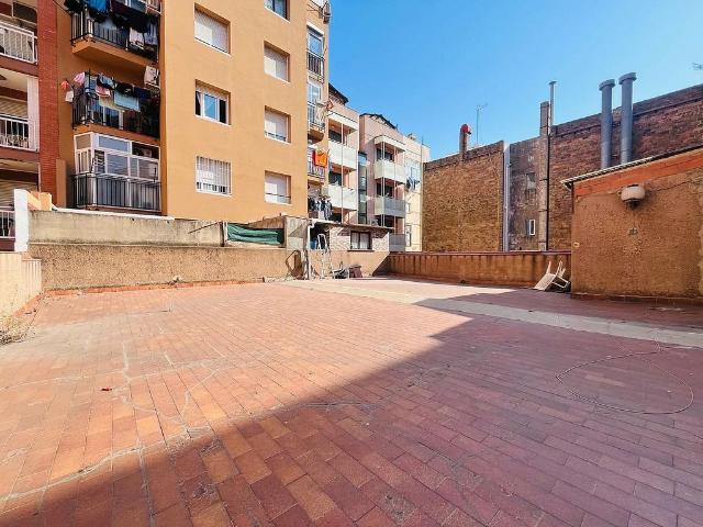 Local comercial en venta en calle D'enric Prat de la Riba, Hospitalet de Llobregat, L´, de 580 m² 3 habitaciones por 459.000