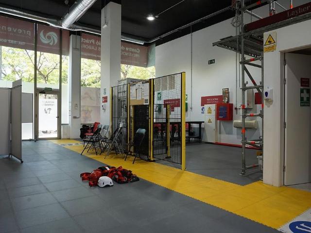 Local comercial en venta en calle D'ernest Lluch, Hospitalet de Llobregat, L´, de 141 m² por 225.000