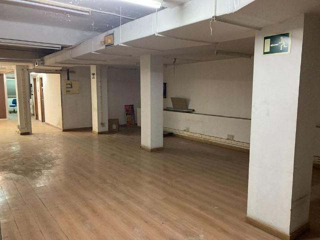 Local comercial en venta en calle D'espronceda, Barcelona, de 283 m² por 370.000