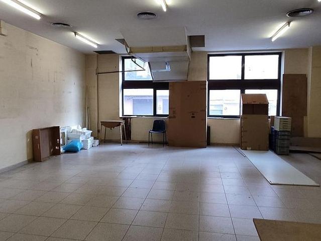 Local comercial en venta en calle Josep Saltó, Rubí, de 131 m² por 90.000