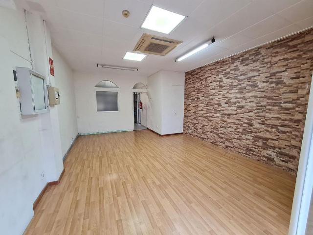 Local comercial en venta en calle Jaume I, Montcada i Reixac, de 45 m² por 77.000