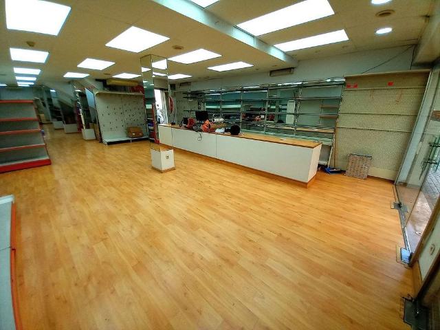 Local comercial en venta en calle Occident, Hospitalet de Llobregat, L´, de 254 m² 2 habitaciones por 450.000