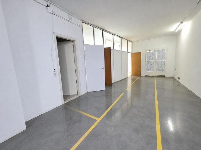 Local comercial en venta en calle Llobregat, Hospitalet de Llobregat, L´, de 132 m² 3 habitaciones por 129.000