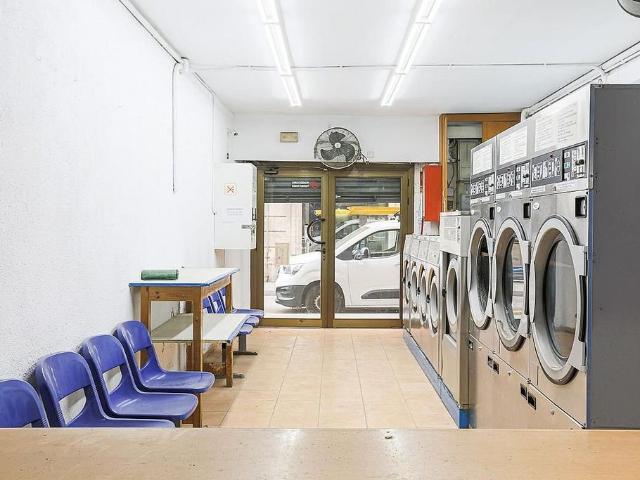 Local comercial en venta en calle Nou de la Rambla, Barcelona, de 190 m² 2 habitaciones por 450.000