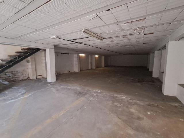 Local comercial en venta en calle París, Montcada i Reixac, de 215 m² por 89.500