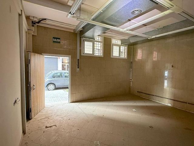 Local comercial en venta en calle Pica D'estats, Lleida, de 200 m² por 111.000
