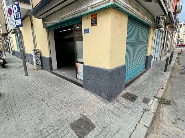 Local comercial en venta en calle Providencia, Badalona, de 140 m² 2 habitaciones por 215.000