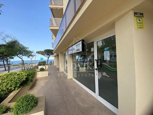 Local comercial en venta en Castell Platja d´Aro, de 56 m² por 220.000
